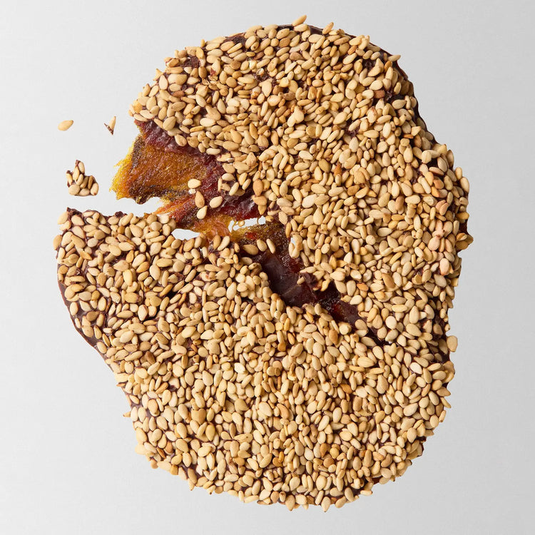 KAICAO Geplette dadel met geroosterde sesam, bedekt met 100% cacao