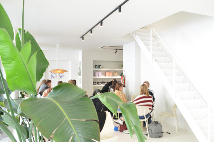 Binnen bij One Mór: witte muren, planten en gasten aan tafel